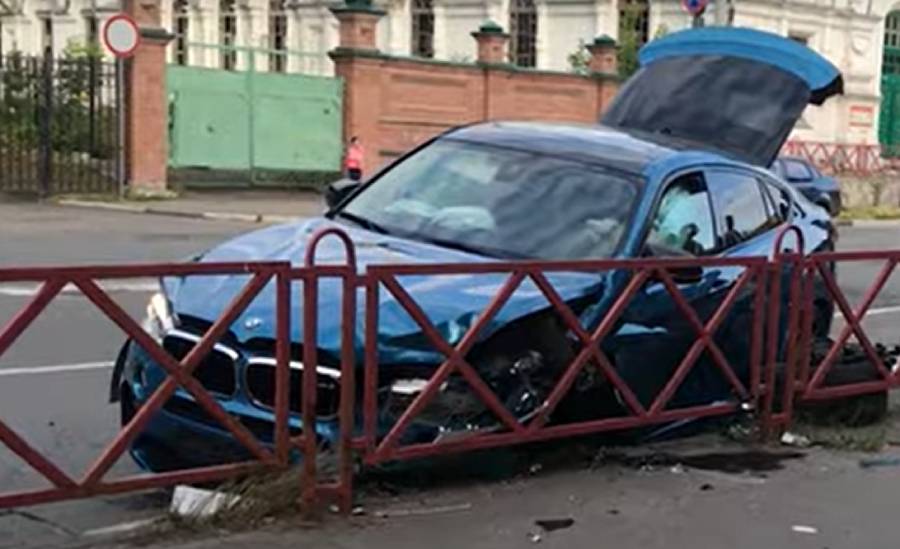 Иномарка влетела в дорожное ограждение