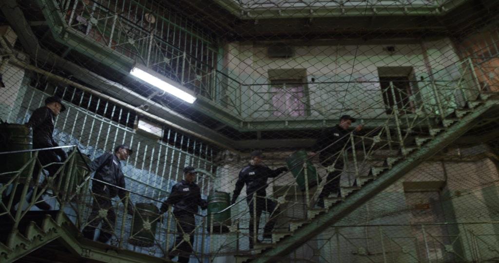 Кадр из документального фильма Кресты телеканала Россия