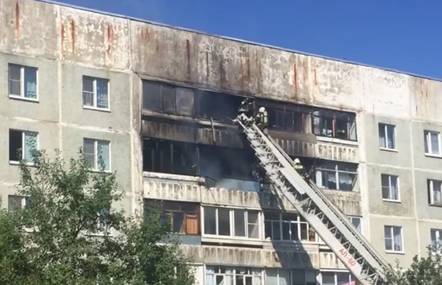 В результате пожара закоптились несколько балконов