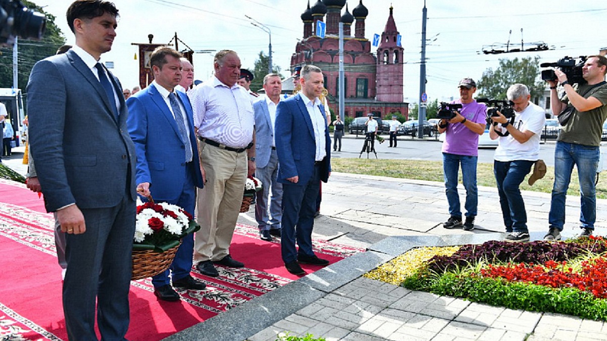 Местные власти возложили цветы к памятнику Ярославу Мудрому на Богоявленской площади