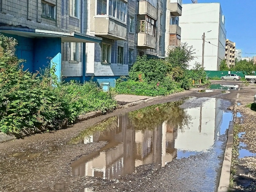 не единственная огромная лужа в Ярославле