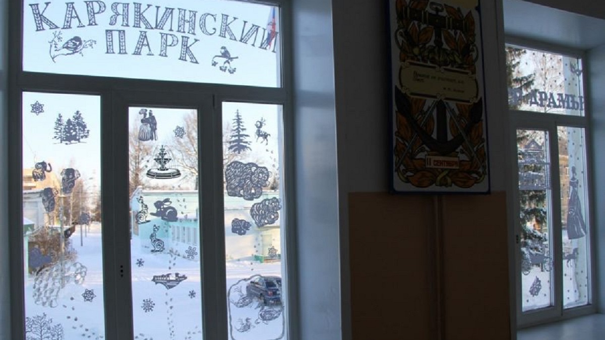 Отметим, что окна к праздникам в рыбинских образовательных учреждениях украшают довольно часто