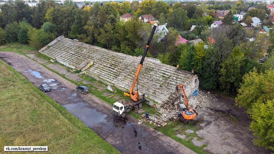 В Красноперекопском районе начали сносить стадион