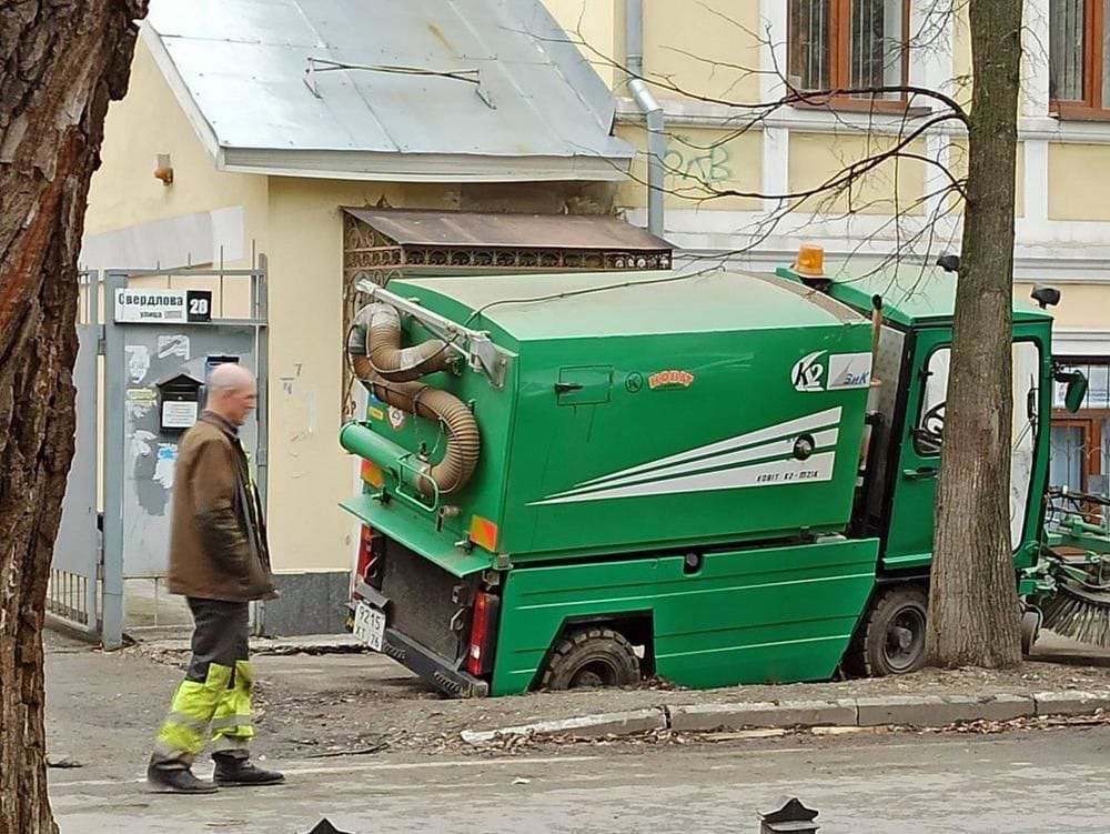 На улице Свердлова прямо на тротуаре застряла машина-пылесос