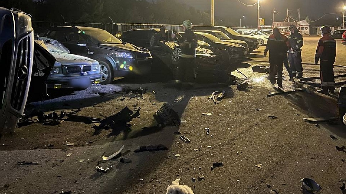 Автомобиль стримеров не вписался в поворот, влетел в автостоянку и столкнулся с четырьмя припаркованными машинами