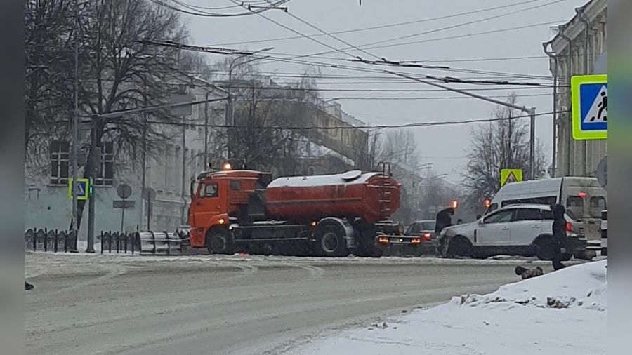 В Ярославле снегоуборочная машина попала ДТП