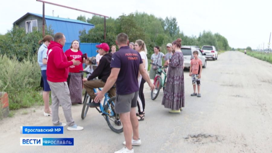 Жители Кузнечихи ежедневно переходят федеральную трассу и ждут школьный автобус под открытым небом