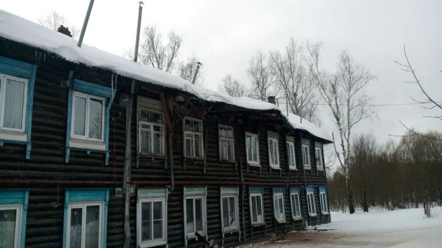 В Гаврилов-Яме снег проломил крышу аварийного, но жилого дома