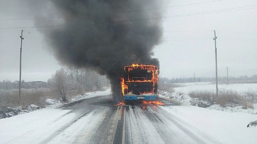 На дороге под Рыбинском загорелся автобус