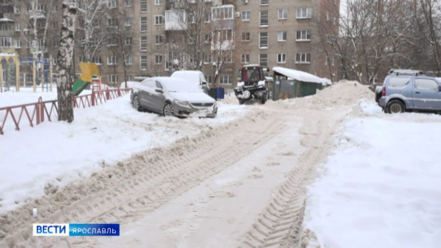 Люди с ОВЗ с трудом проходят по заснеженным улицам Ярославля