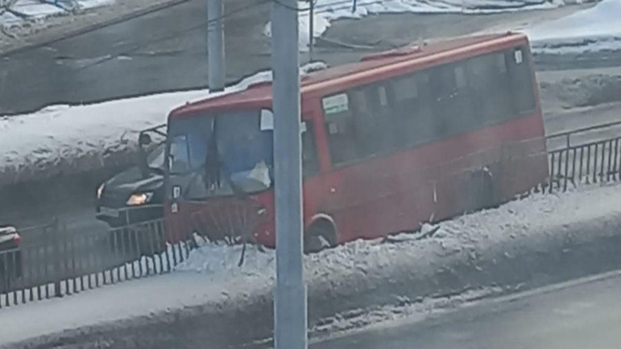 В Ярославле маршрутка с пассажирами влетела в дорожное ограждение