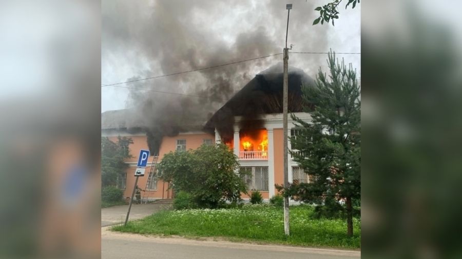 В Рыбинске в поселке ГЭС при пожаре в доме погибла женщина