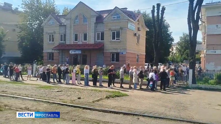 У наркологической больницы в Ярославле выстроилась огромная очередь