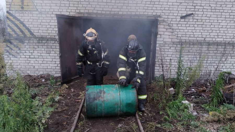 В Ярославском районе из горящего склада лесоматериалов эвакуировали баллоны с газом