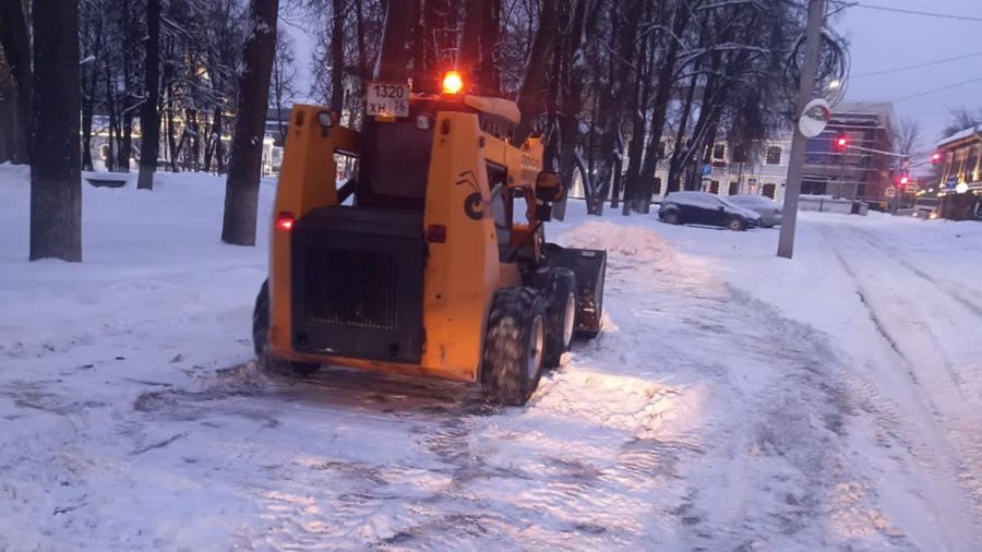 В Ярославле на уборку улиц вышли 70 единиц техники и более 100 дорожных рабочих