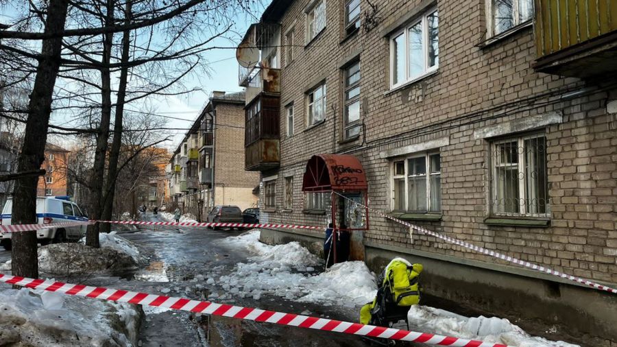 В Ярославле на коляску с ребенком упала глыба льда, прокуратура проводит проверку