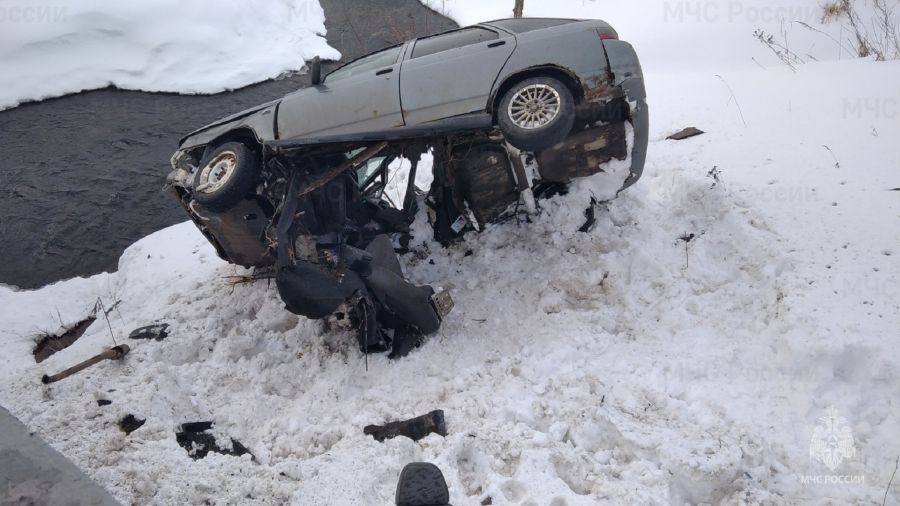 В Ярославской области автомобиль врезался в мостовое ограждение и вылетел с трассы к реке