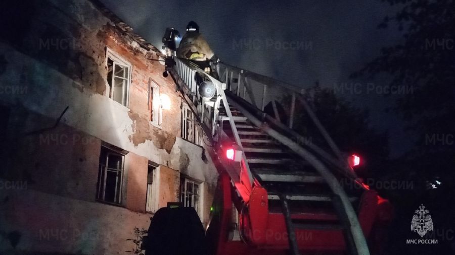 В Ярославле из горевшей «заброшки» эвакуировали человека