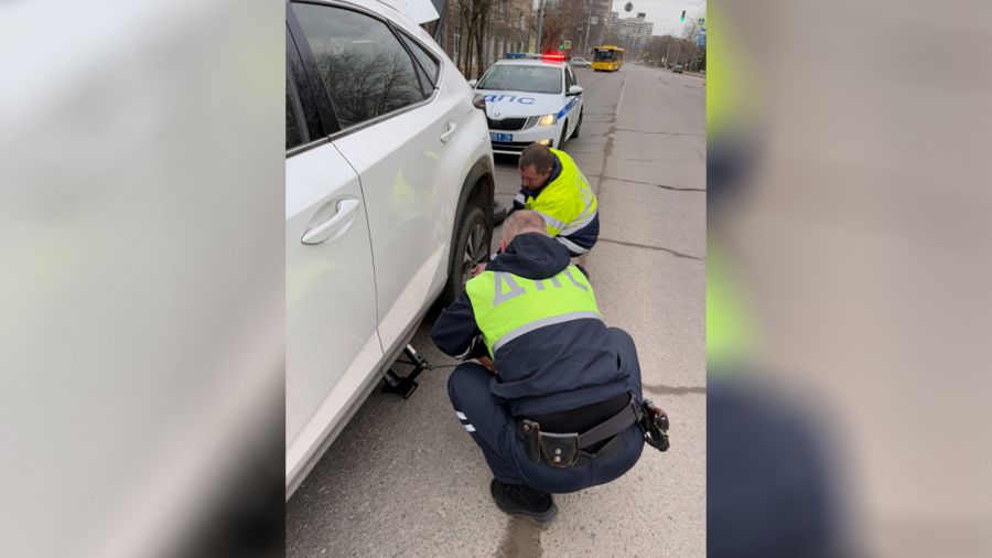 В Рыбинске сотрудники ГИБДД оказали помощь автоледи
