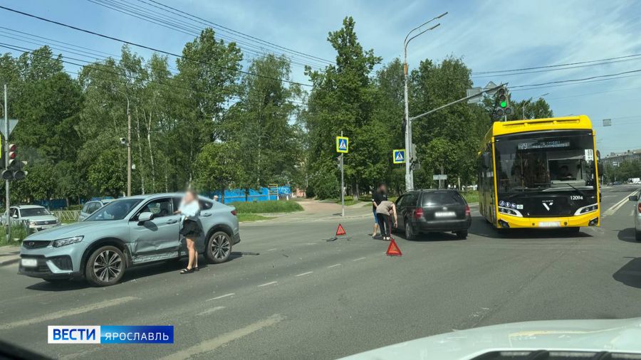 На проспекте Толбухина в Ярославле столкнулись две иномарки