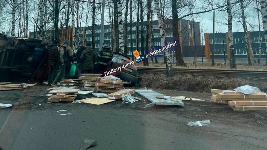 В Ярославле в результате ДТП с иномаркой перевернулась &laquo;ГАЗель&raquo;