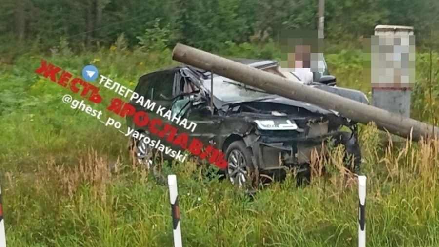 В Ярославле у железнодорожного переезда перевернулась иномарка