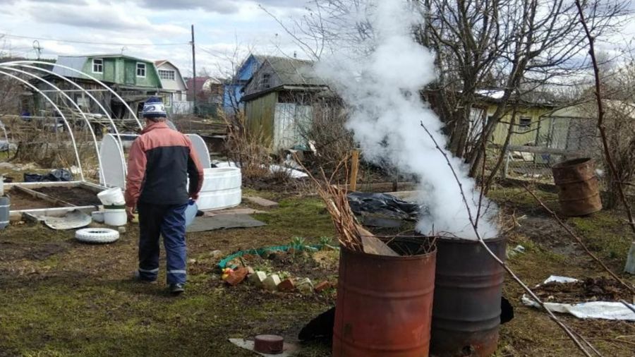 Ярославское МЧС напомнило дачникам об использовании отрытого огня на участках