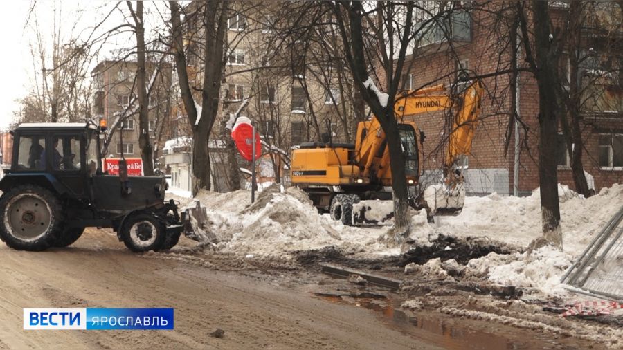 На улице Свердлова в Ярославле прорвало трубу