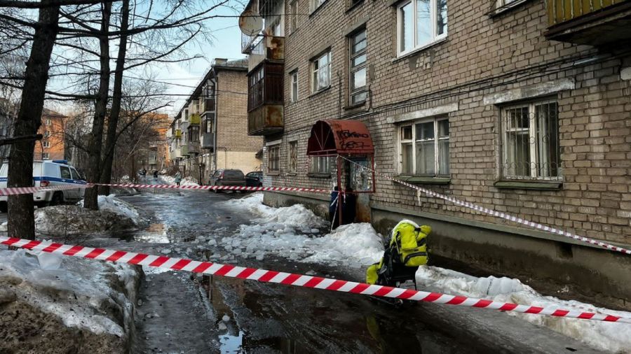 Ярославскую УК могут оштрафовать за падение глыбы на коляску с ребенком и обрушившийся балкон