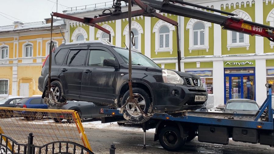 В центре Ярославля начали массово эвакуировать припаркованные автомобили