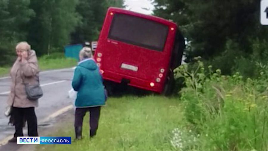 В Рыбинском районе пассажирский автобус съехал в кювет