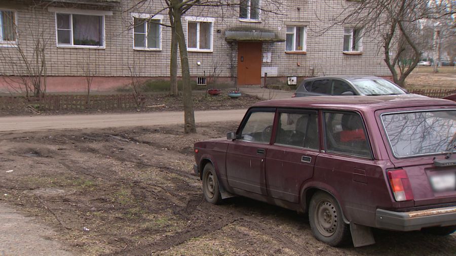За парковку на газонах в Ярославле оштрафовали больше 5 тысяч человек