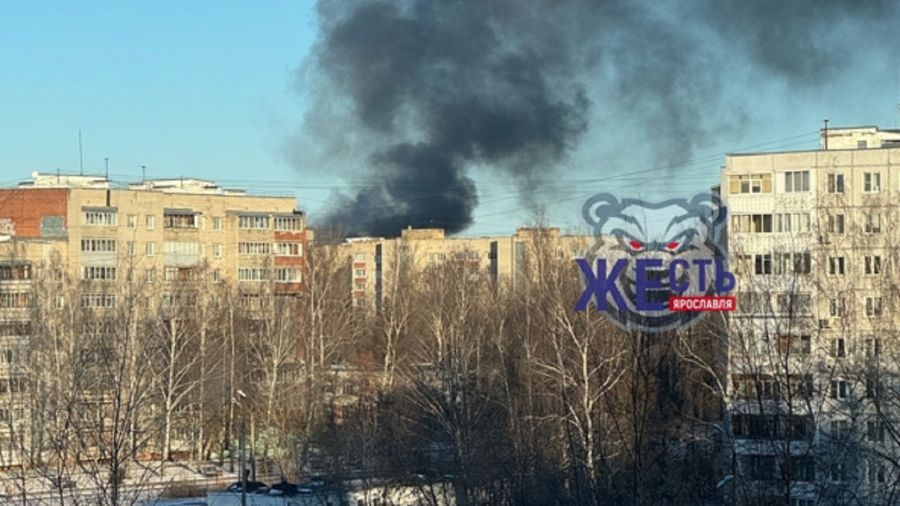 Столб черного дыма: в Заволжском районе Ярославля произошел пожар