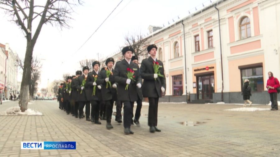 Кадеты Ярославского ДМЦ имени адмирала Ушакова поздравили женщин и девушек с предстоящим праздником