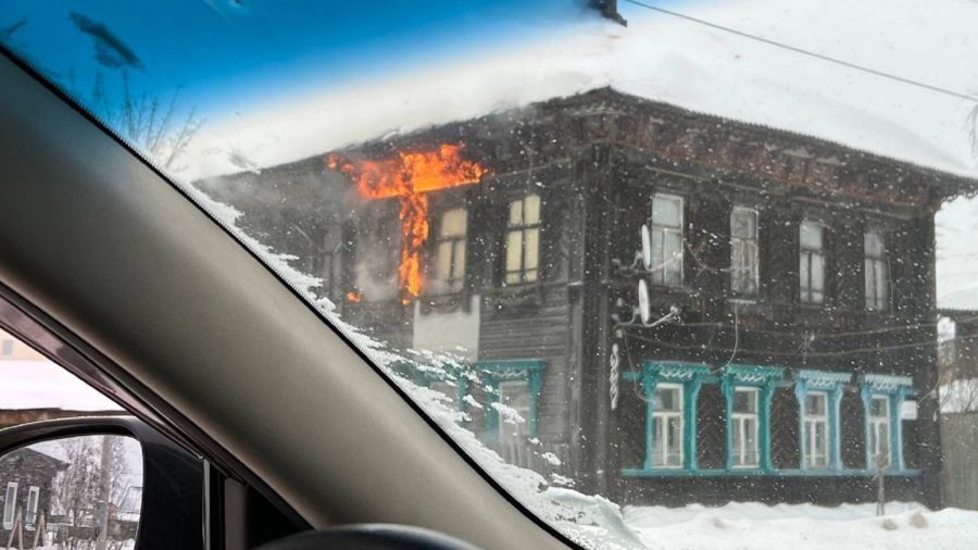 В Тутаеве горит жилой дом