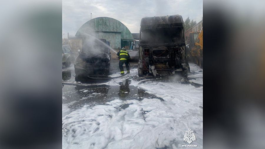 В Ярославле пожарные тушили фуру и несколько иномарок