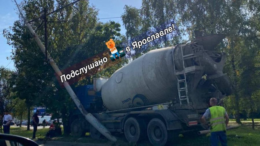 На Ленинградском проспекте в Ярославле &laquo;КАМАЗ&raquo; сбил пешехода и врезался в столб