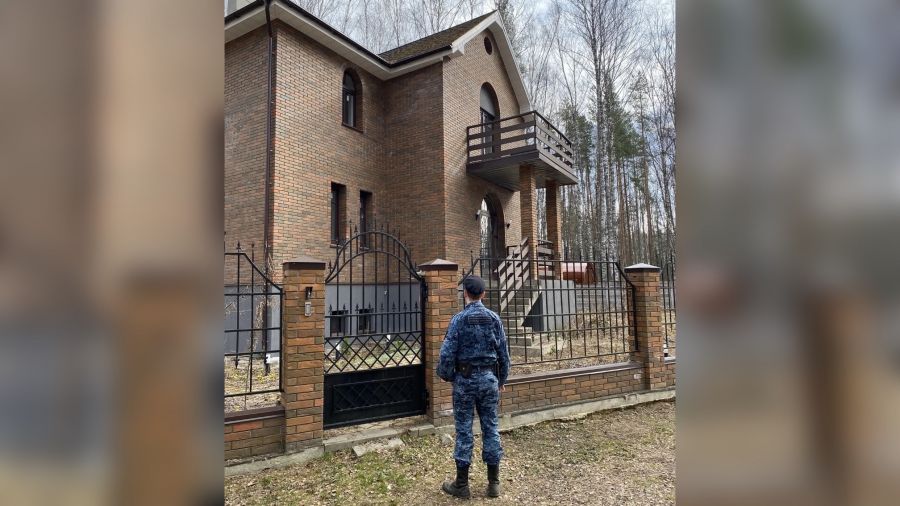 Ярославские приставы арестовали особняк бизнесмена из Костромы