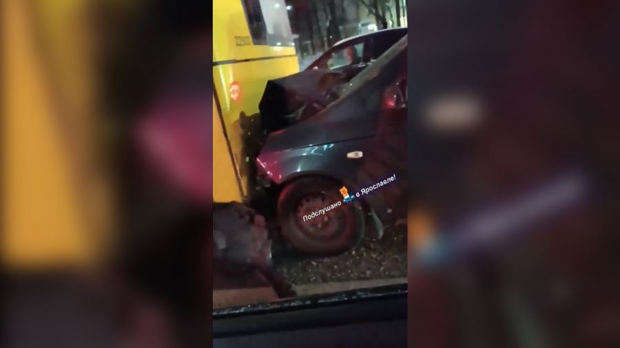 На проспекте Октября в Ярославле в ДТП с автобусом пострадал мужчина