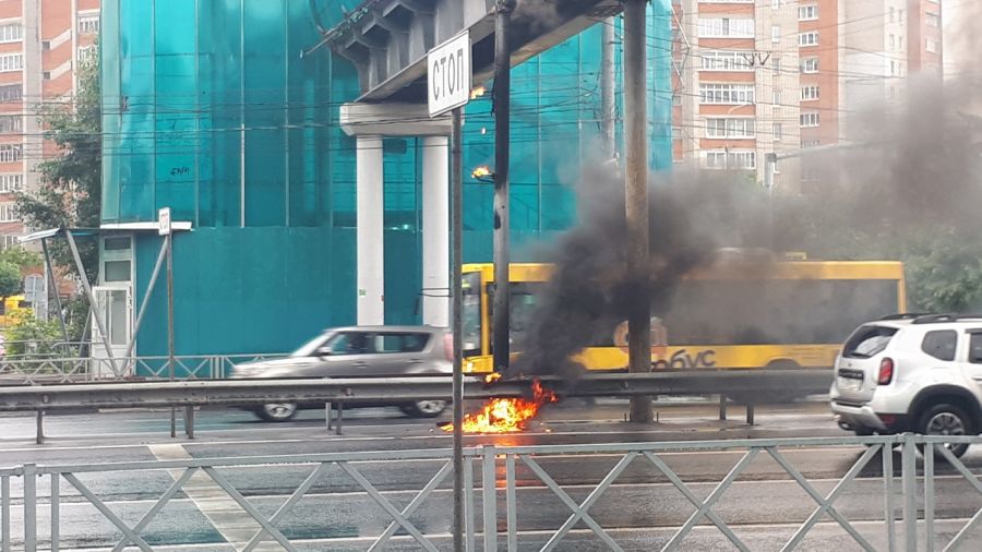 На Московском проспекте в Ярославле сгорел светофор