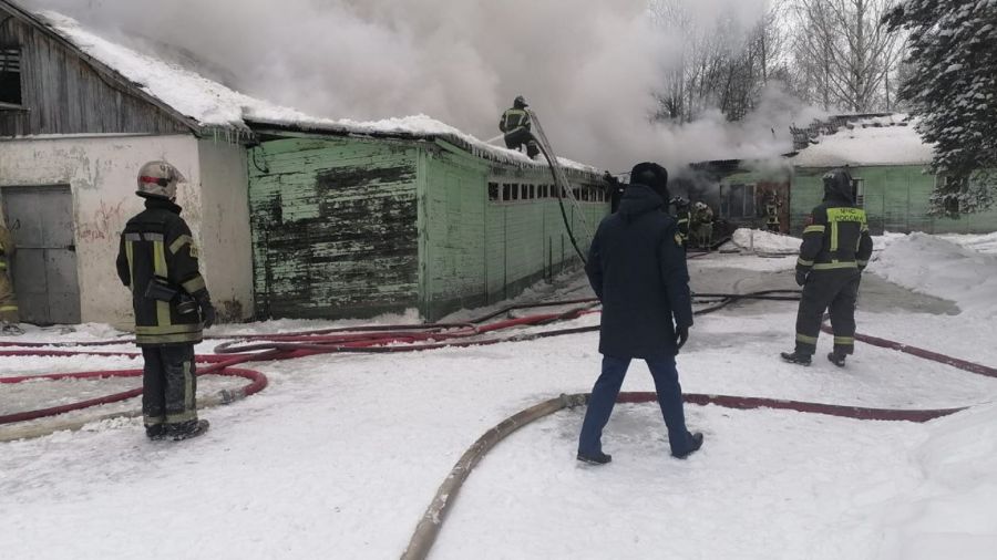 Правительство Ярославской области поможет закупить лыжи спортивной школе, где вчера произошел пожар