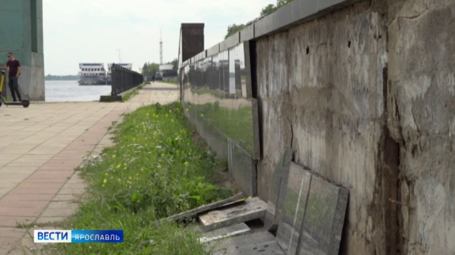 На нижнем ярусе Волжской набережной Ярославля разваливается плитка