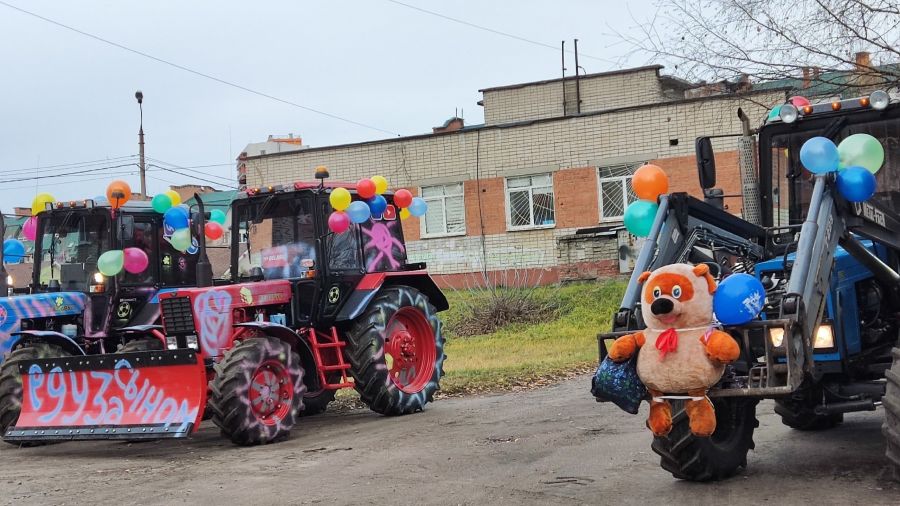 В Ярославле заметили необычную колонну из тракторов с воздушными шарами