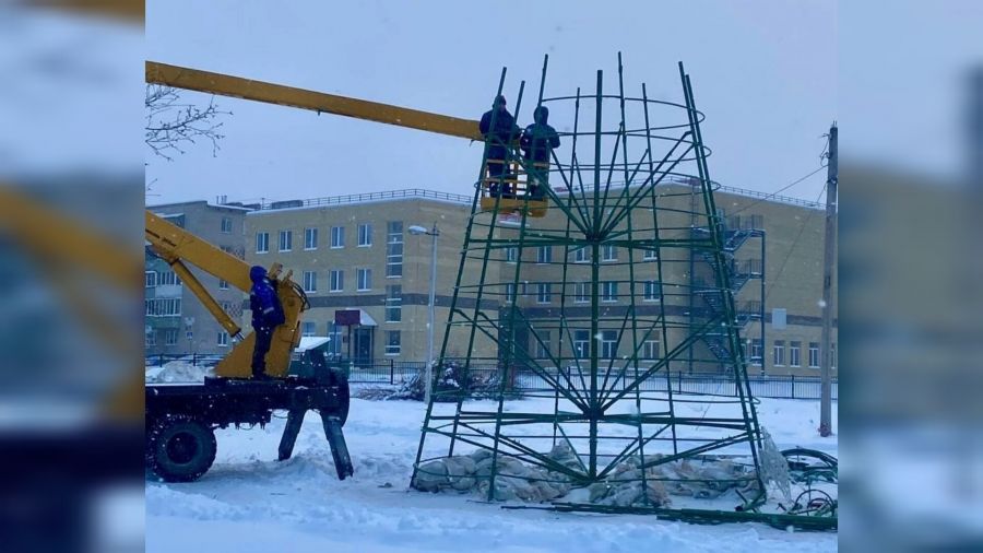 В Гаврилов-Яме устанавливают новогоднюю ель