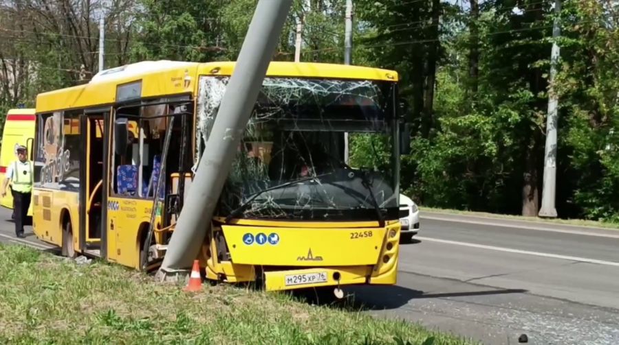 В ДТП с автобусом на Тутаевском шоссе в Ярославле пострадали девять человек