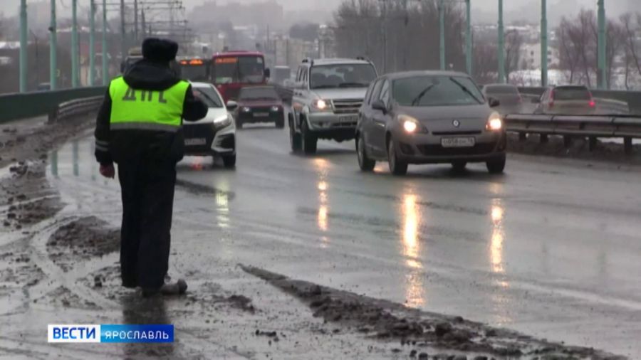 Ярославские сотрудники ГИБДД поздравили автолюбителей с 23 февраля