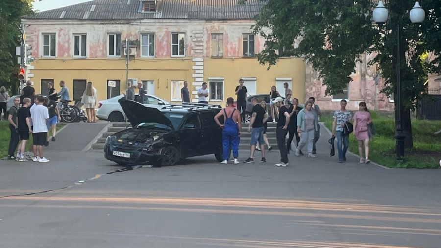 В Рыбинске легковушка вылетела на пешеходный тротуар