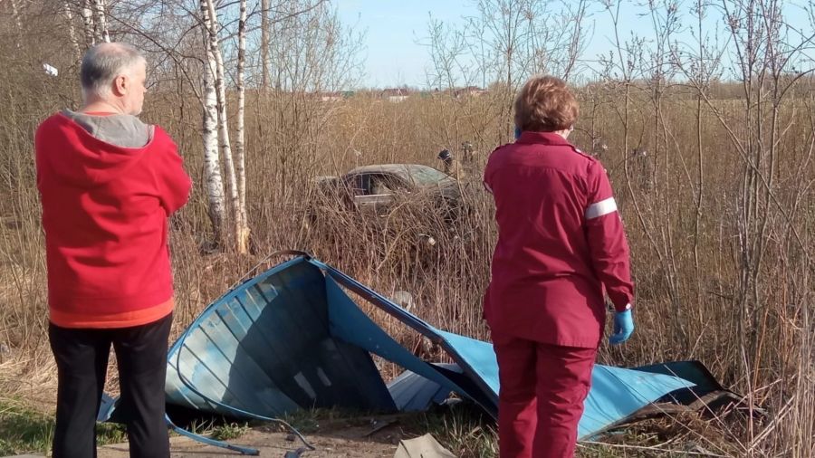 В Рыбинском районе иномарка снесла остановку и улетела в кювет. Есть пострадавшие