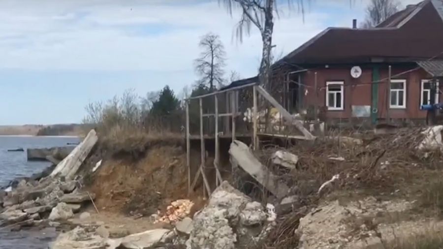 В Ярославской области жилой дом сползает в Волгу, прокуратура начала проверку