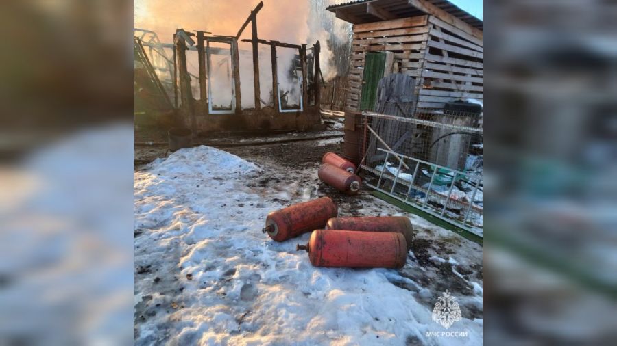 В Ярославском районе из горящего жилого дома вынесли газовые баллоны